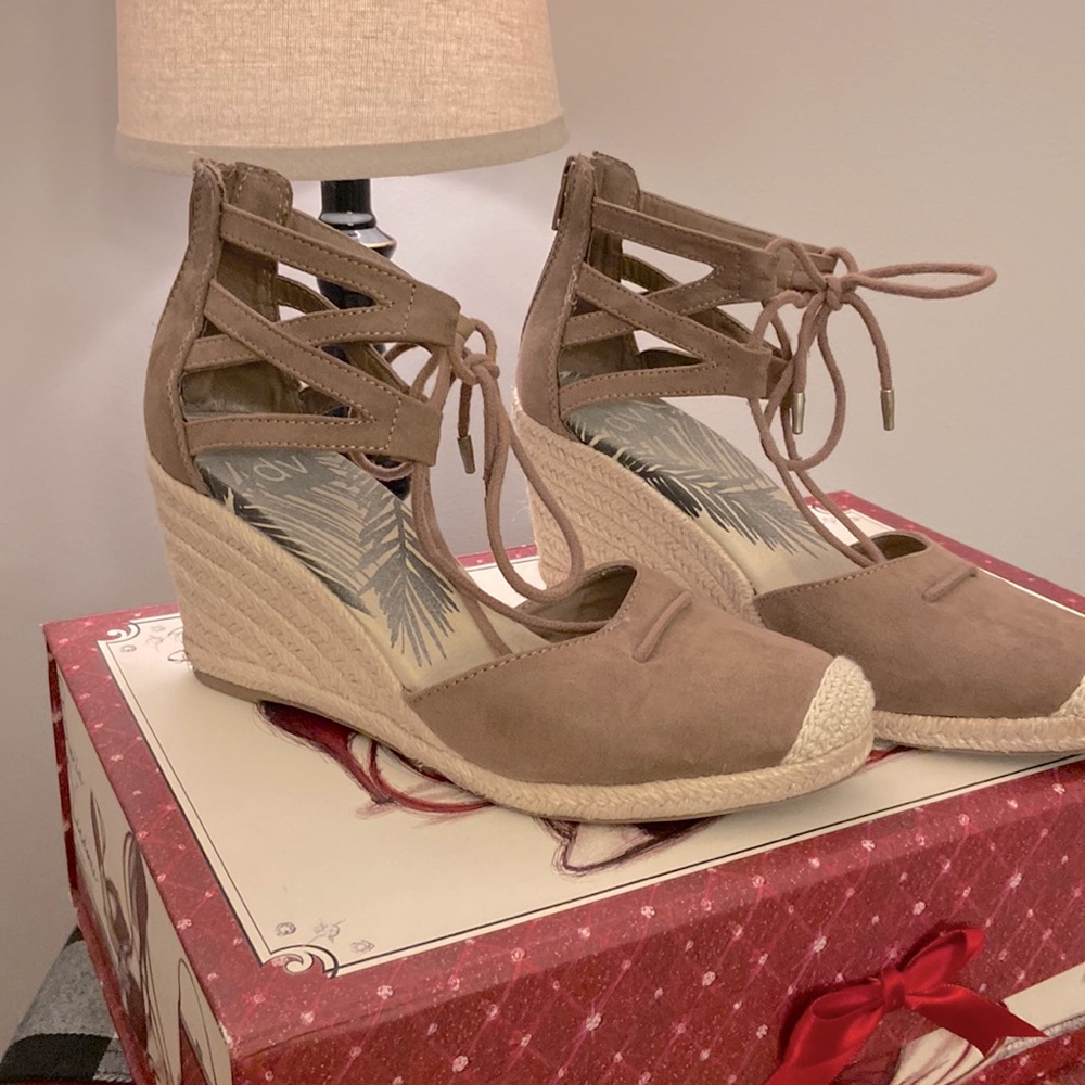 Size 7.5 wedge dv shoe.